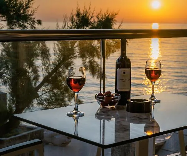 Black Rocks Luxury Seafront Beach Suite