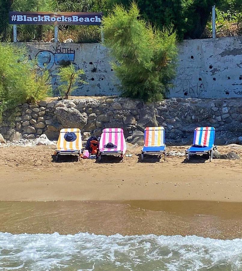 Black Rocks Luxury Seafront *