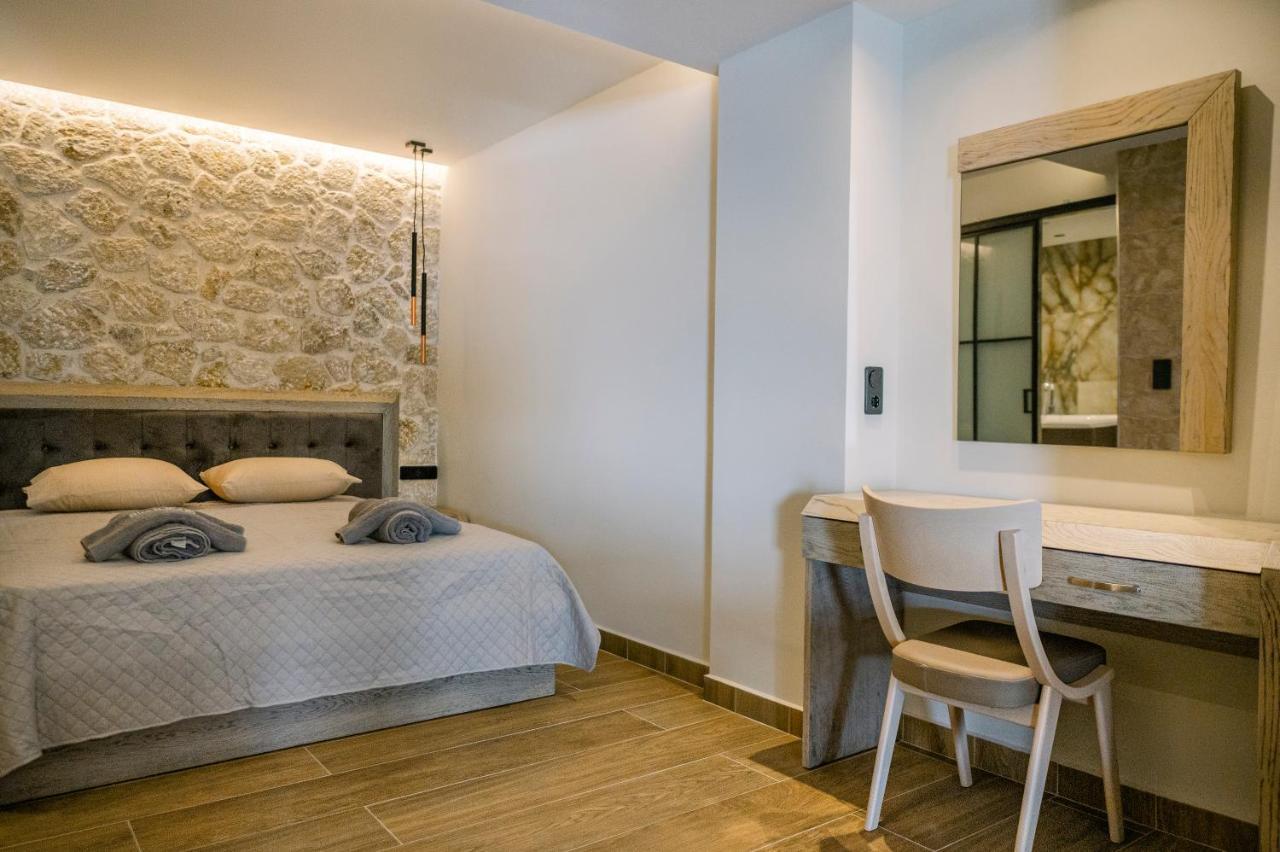 Black Rocks Luxury Seafront Holiday home